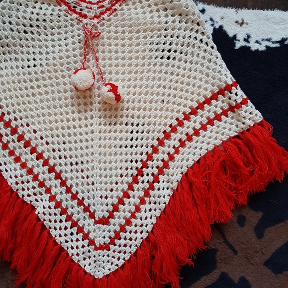 RED & WHITE cape - Picture 3 of 4